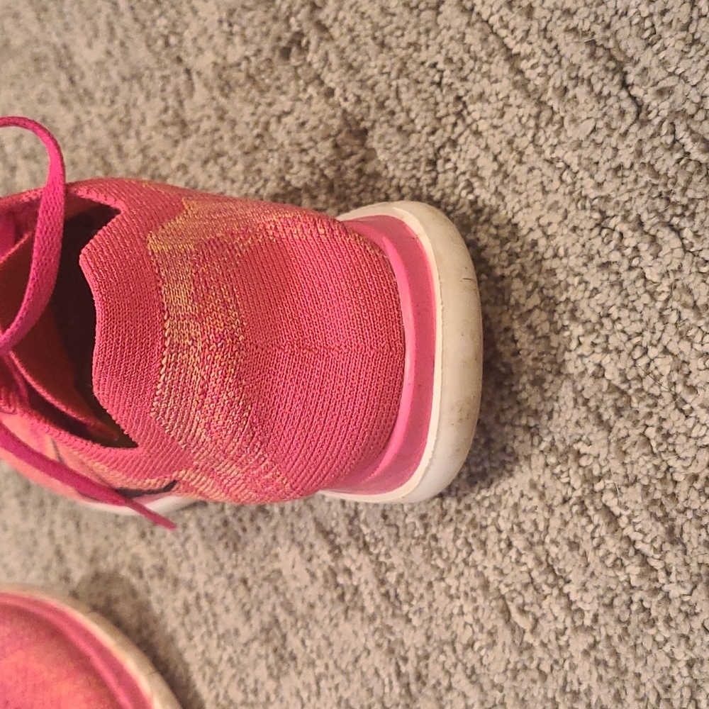 Pink Nikes - Picture 4 of 4